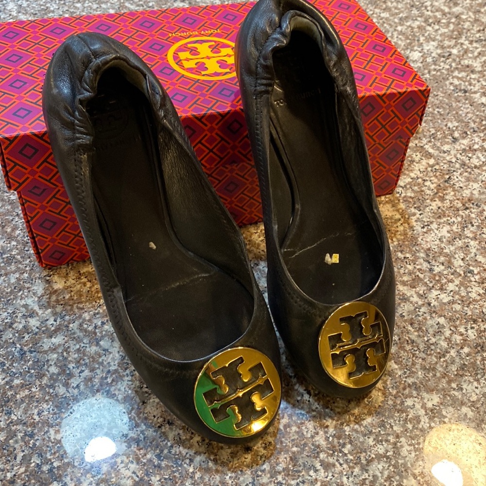 Tori Burch gold buckle ballet flats sz 8.5